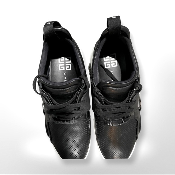 Givenchy - Picture 3 of 8